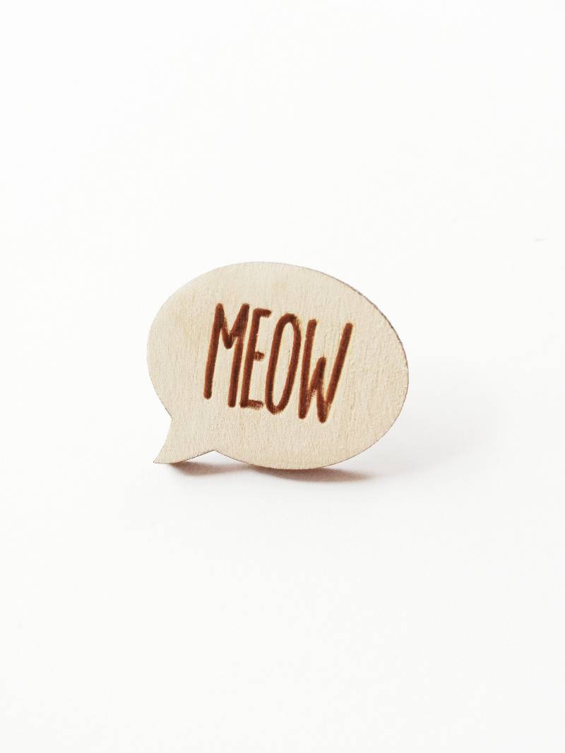 Hölzerne Miau Sagen Metallstift Abzeichen, Ahle von ZooniverseDesigns