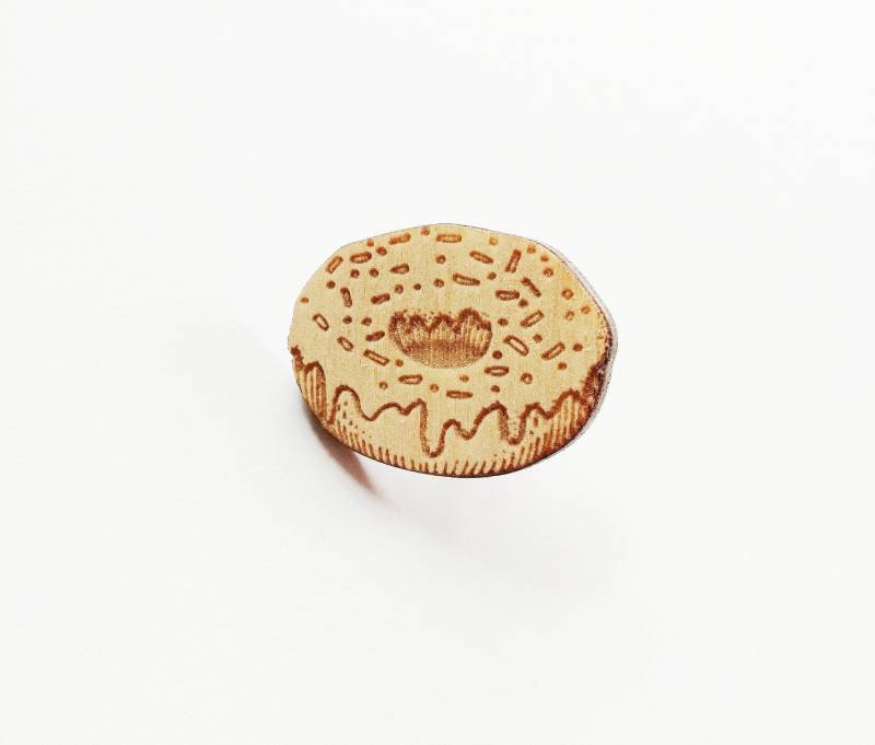 Holz Donut Metallstift Abzeichen, Ahle von ZooniverseDesigns