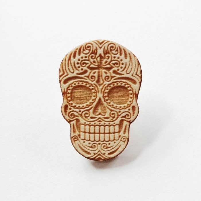 Holz Kreuz Sugar Skull Pin Anstecker, Brosche von ZooniverseDesigns