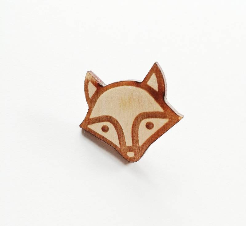 Lasergravierte Birkensperrholz Fuchs-Anstecknadel von ZooniverseDesigns