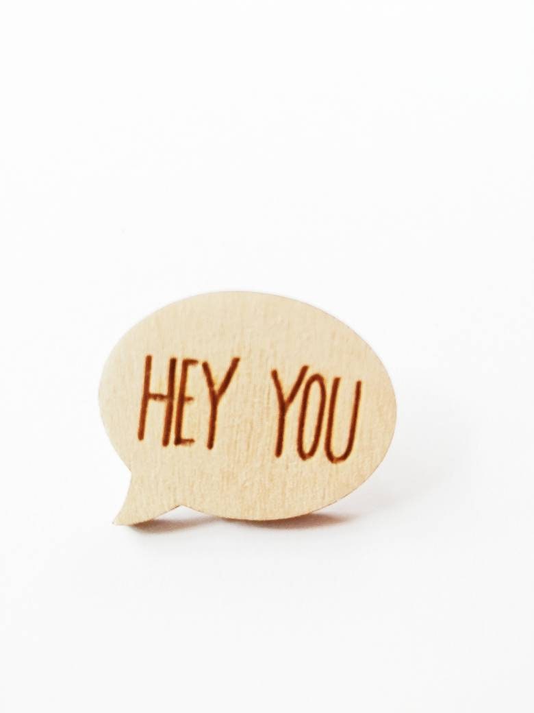 Thematisieren Sie Hölzerne Hey Sagen Metallstift Abzeichen von ZooniverseDesigns