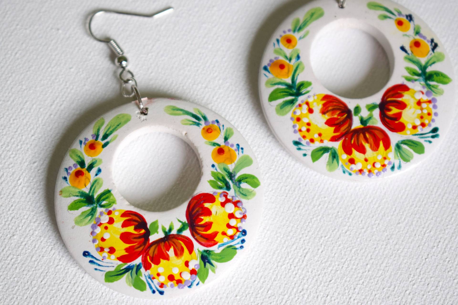 Handbemalte Holzohrringe Weisser Schmuck Handbemalte Holzohrringe Weisser Schmuck von ZoraArt