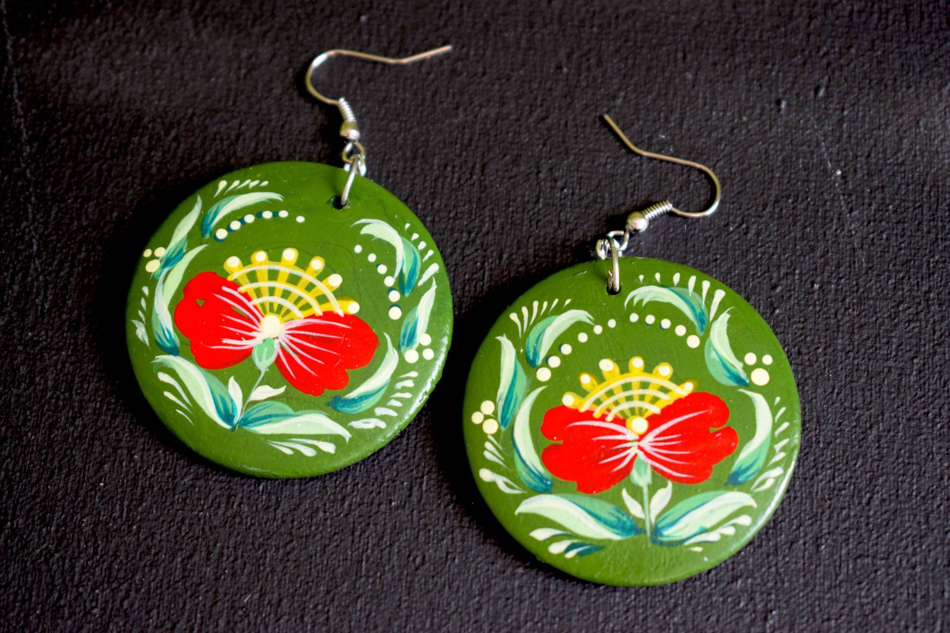 Handgemachte Bemalte Holzohrringe Grüner Blumen Schmuck Handgemachte Bemalte Holzohrringe Grüner Blumen Schmuck von ZoraArt