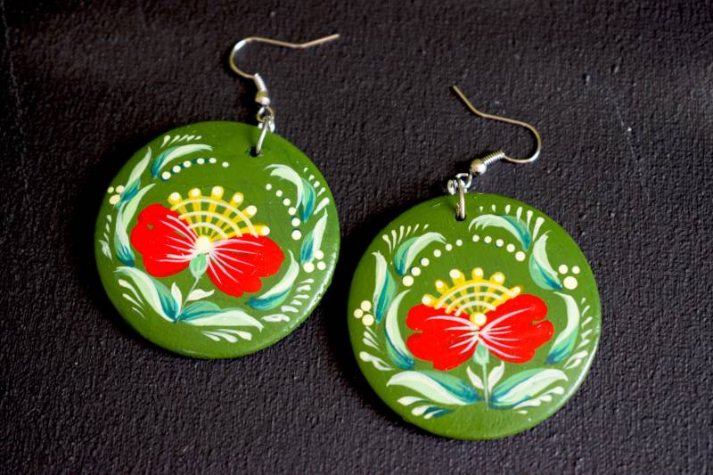 Handgemachte Bemalte Holzohrringe Grüner Blumen Schmuck Handgemachte Bemalte Holzohrringe Grüner Blumen Schmuck von ZoraArt
