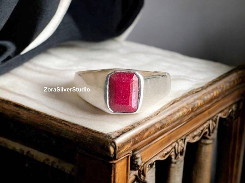 Natürlicher Pflaumen Rubin Ring, 22K Gold Fill, Sterling Silber Unisex Ring von ZoraSilverStudio