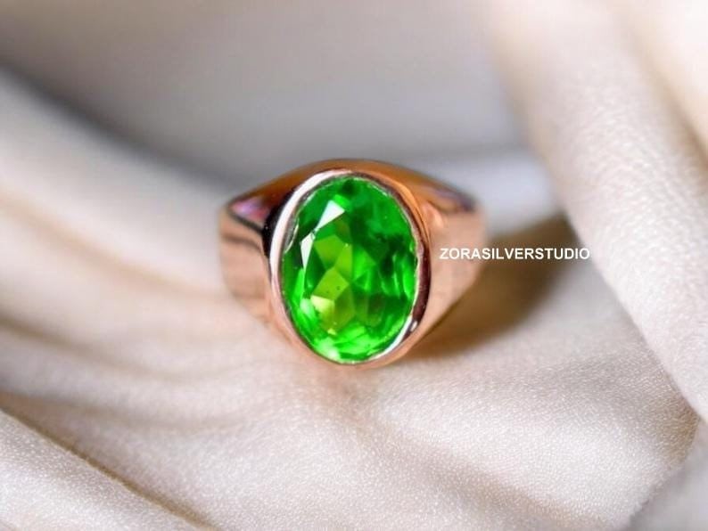 Peridot Siegelring, Facettierter Edelstein, Sterling Silber Unisex Ring von ZoraSilverStudio