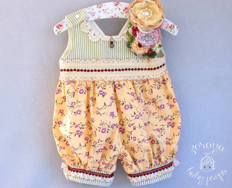 Baby Strampler Blumen Mit Spitze Stirnband Vintage Style Photo Prop | 12-18 M von ZorayaBabyProps