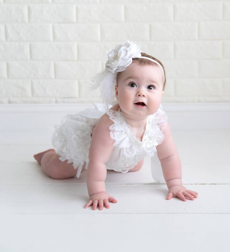 Baby-strampler Mit Spitze Weiße Baumwolle, Perlen, Satinbänder | 9-12 Monate von ZorayaBabyProps