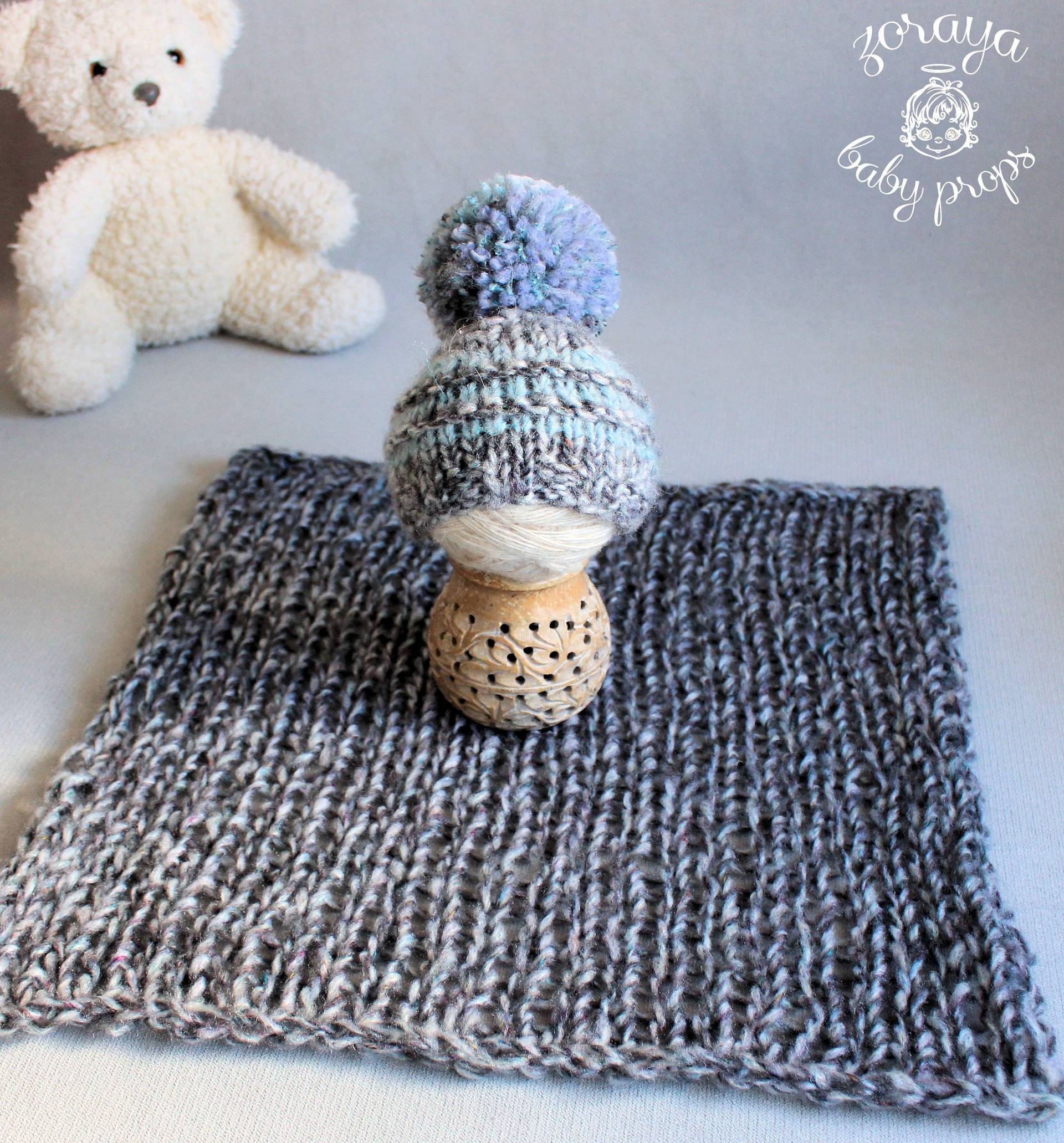 Gestrickte Neugeborenen Decke Und Blaue Pom Mütze Handgestrickte Graue Baby Foto Requisiten von ZorayaBabyProps