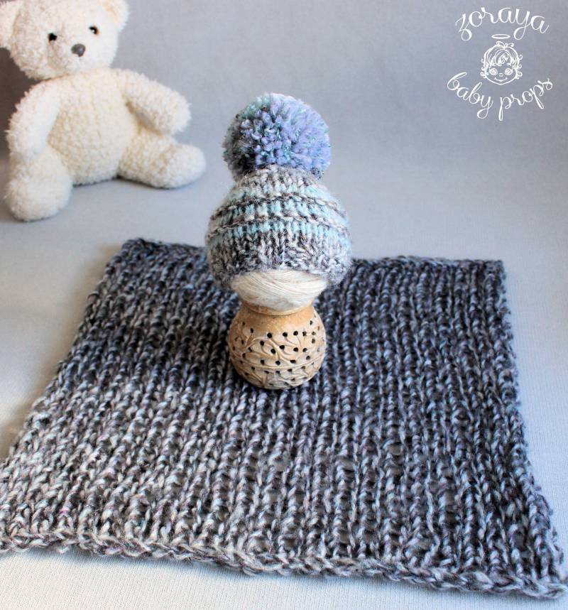 Gestrickte Neugeborenen Decke Und Blaue Pom Mütze Handgestrickte Graue Baby Foto Requisiten von ZorayaBabyProps