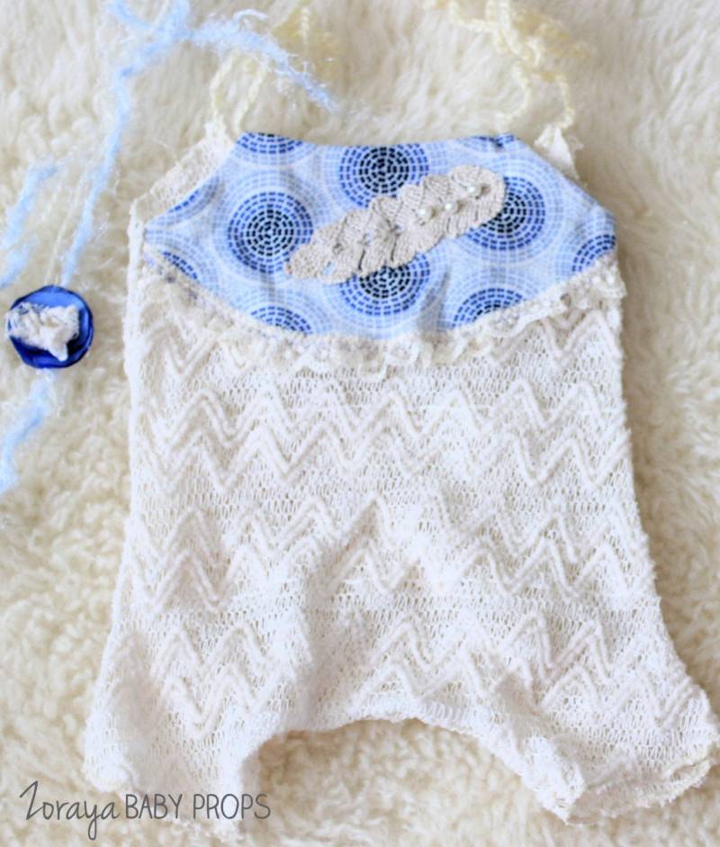 Neugeborenen Spitze Strampler Baby Fotografie Requisite Mit Blauem Raffhalter von ZorayaBabyProps