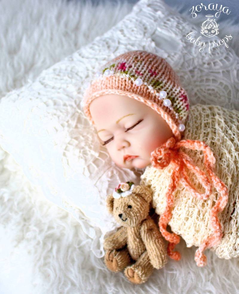 Pfirsich Handgestrickte Neugeborenenmütze Perlen Verschönerte Baby Mädchen Mütze, Fotorequisite von ZorayaBabyProps
