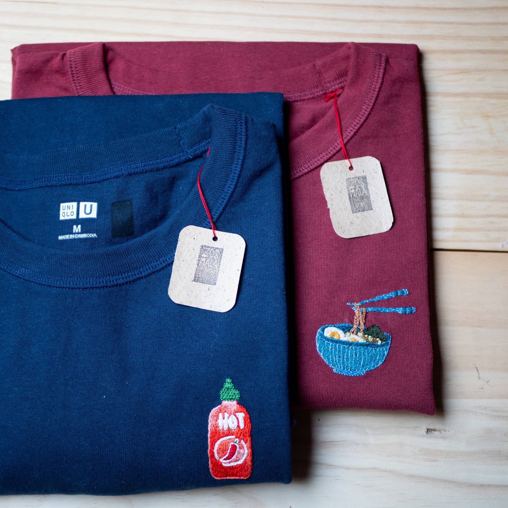 Handbesticktes T-Shirt Aus Bio-Baumwolle, Personalisierbar - Gefülltes Design Handbesticktes T-Shirt Aus Bio-Baumwolle, Personalisierbar - Gefülltes Design von Zosmala