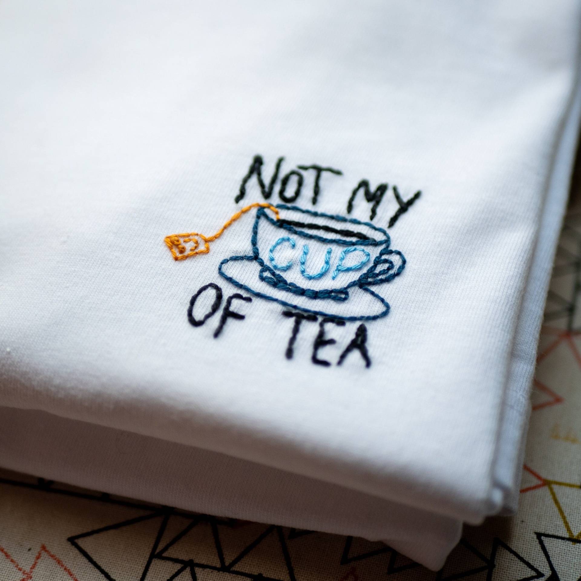 Handbesticktes T-Shirt Aus Bio-Baumwolle, Personalisierbar - Konturiertes Design Handbesticktes T-Shirt Aus Bio-Baumwolle, Personalisierbar - Konturiertes Design von Zosmala