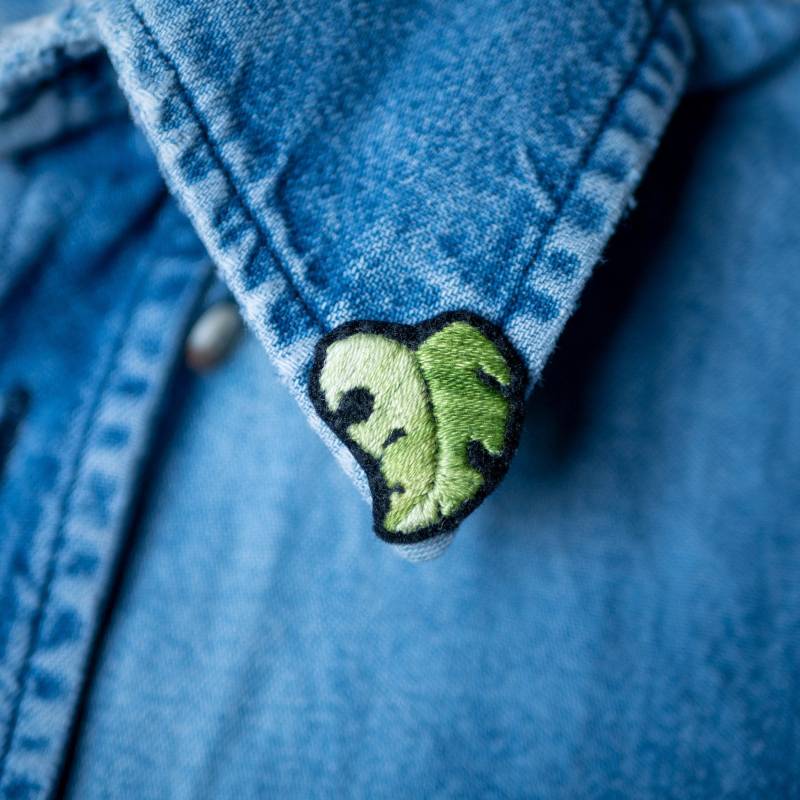 Handbestickte Anstecknadeln - Monstera-Blatt von Zosmala