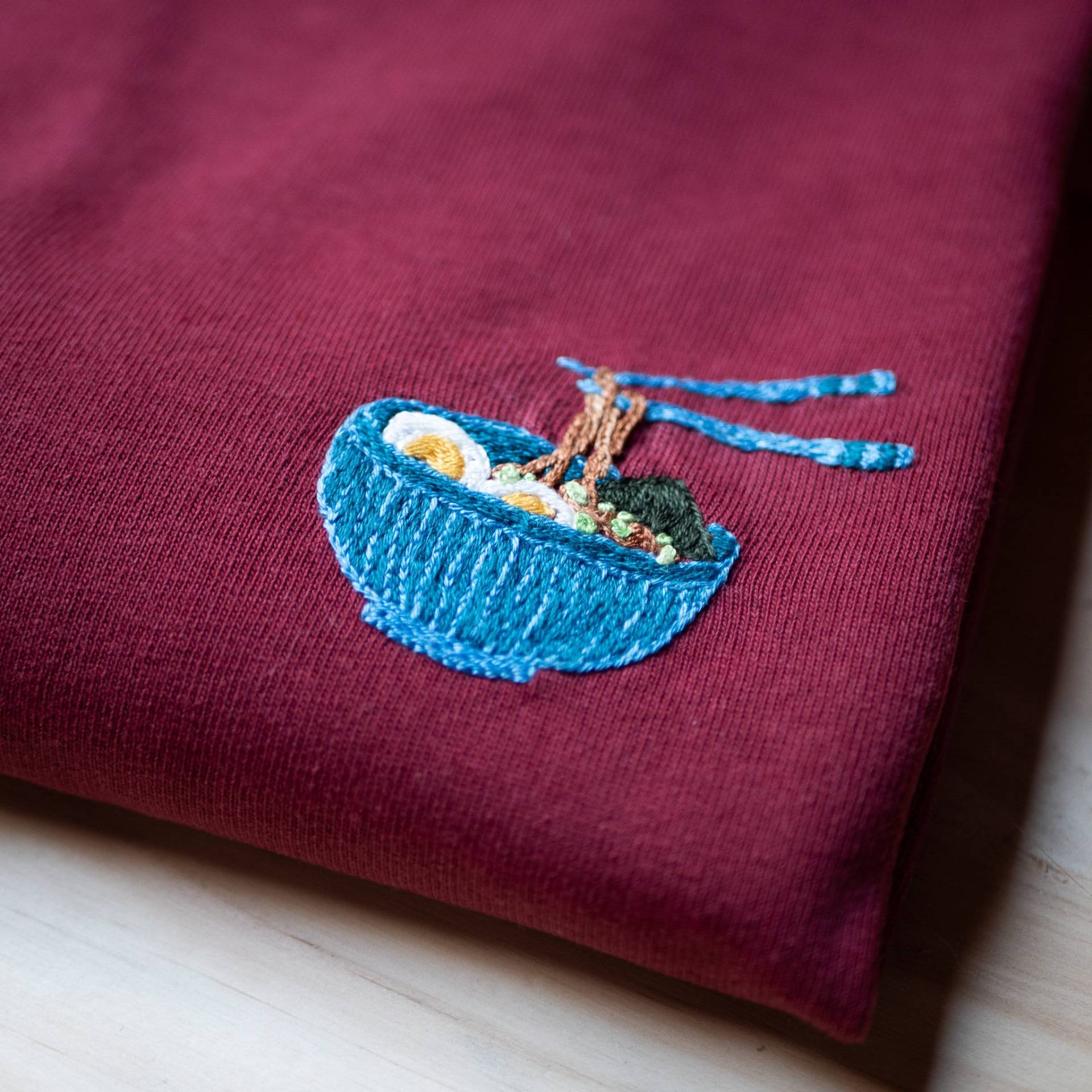 T-Shirt Aus Bio-Baumwolle, Handgesticktes Ramen-Muster // Handgefertigtes Besticktes Ramen-T-Shirt T-Shirt Aus Bio-Baumwolle, Handgesticktes Ramen-Muster // Handgefertigtes Besticktes Ramen-T-Shirt von Zosmala