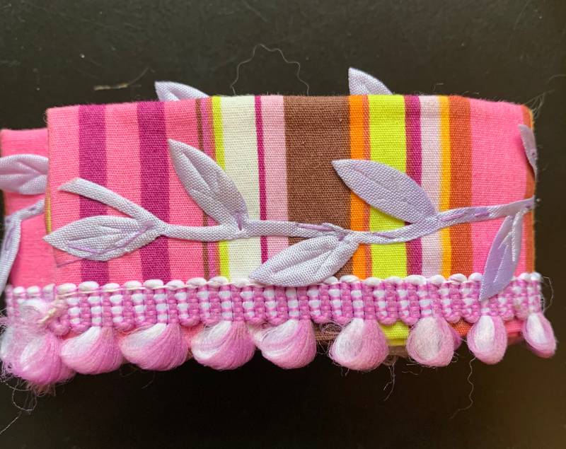 Gestreiftes Boho Armband Mit Lavendel Bändern Gestreiftes Boho Armband Mit Lavendel Bändern von ZouZousBasementToo