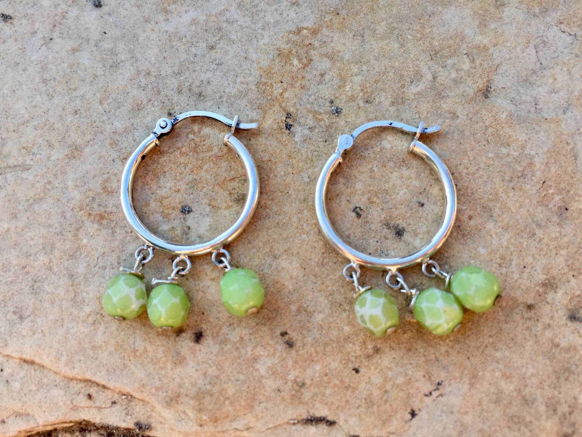Jahrgang Hellgrüne Stein Creolen von ZoulalJewelry
