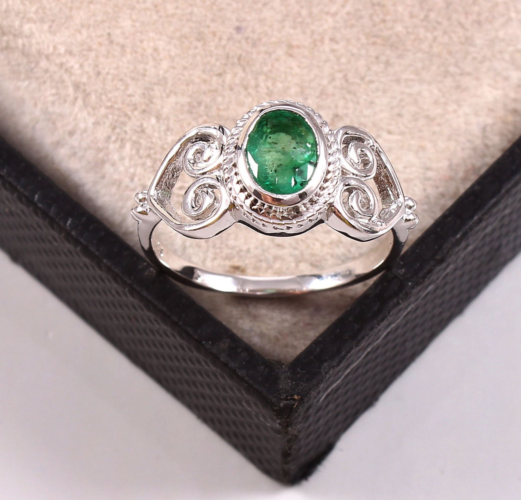 Wunderschöner 925 Sterling Silber Smaragd Facettenschliff Grüner Edelstein Ring - Stein Größe 7x5 Oval Statement Wunderschöner 925 Sterling Silber Smaragd Facettenschliff Grüner Edelstein Ring - Stein Größe 7x5 Oval Statement von ZuberGemsCo