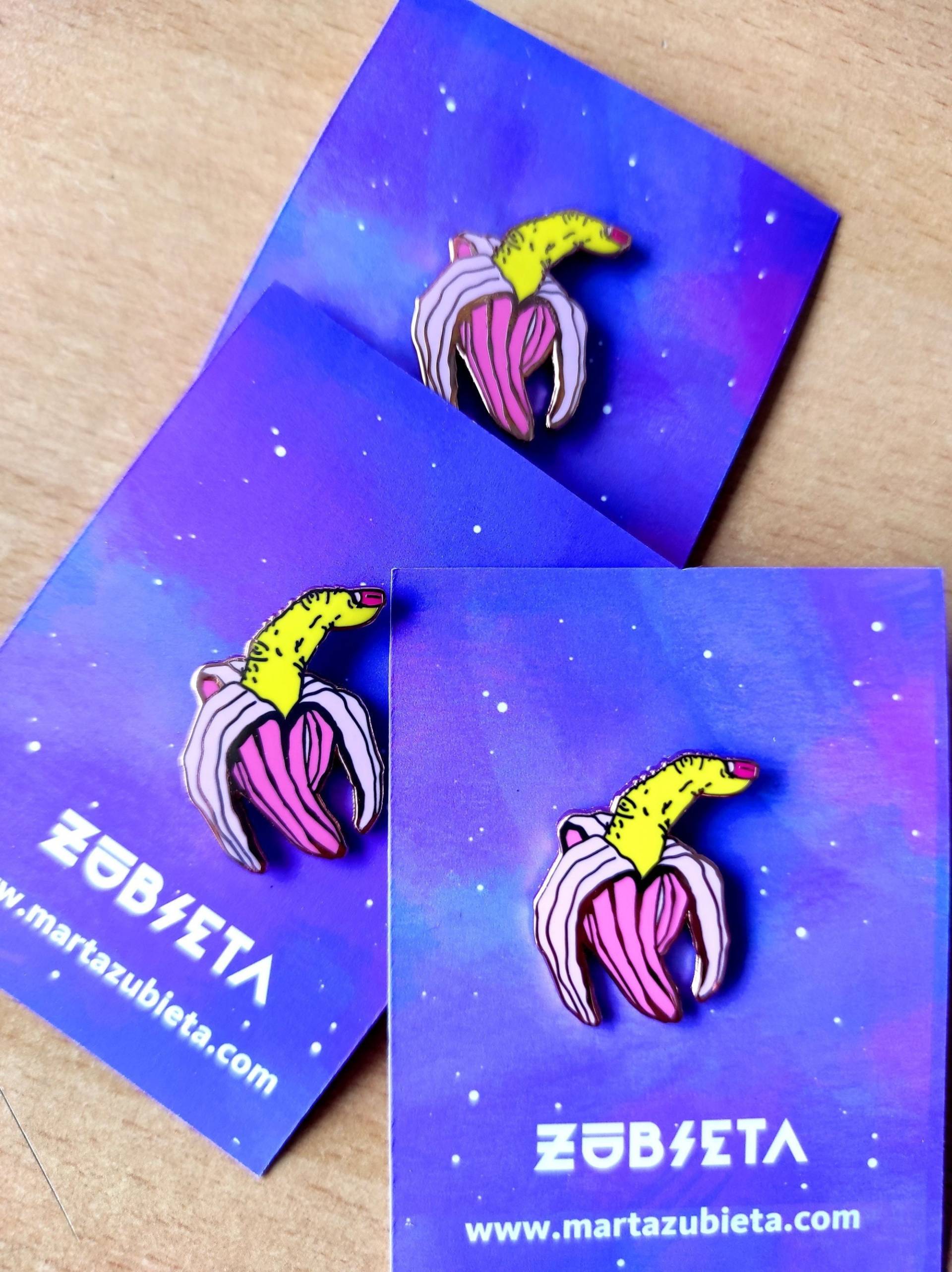 Hard Enamel Pin Aus Den 70Er Jahren Hard Enamel Pin Aus Den 70Er Jahren von ZubietaIllustration