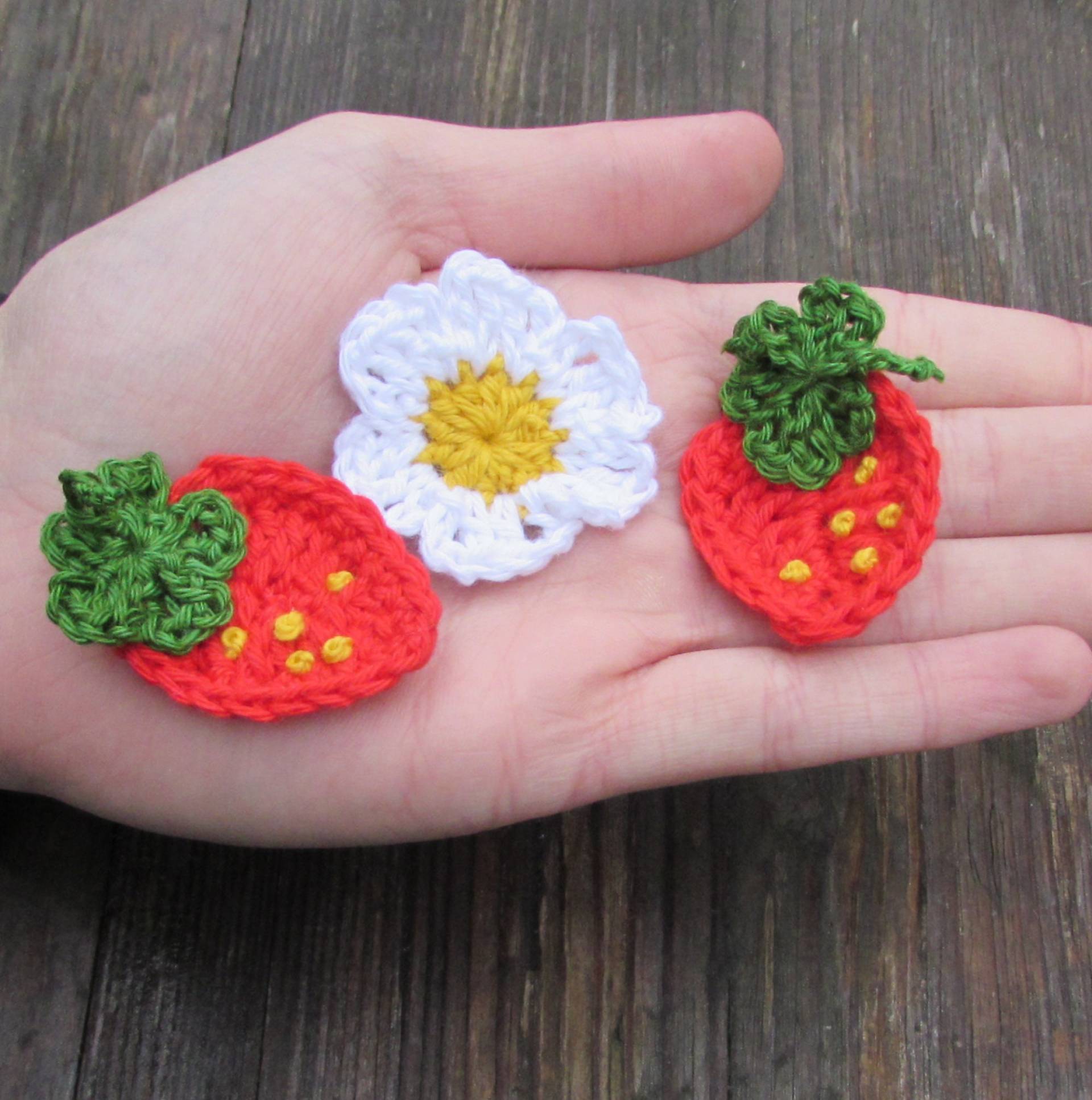 Erdbeeren + Blüte Set Häkelapplikationen von ZuckerWolle