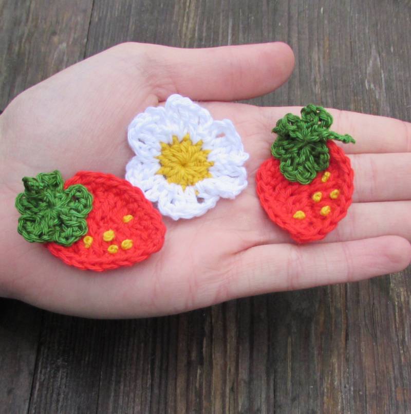 Erdbeeren + Blüte Set Häkelapplikationen von ZuckerWolle