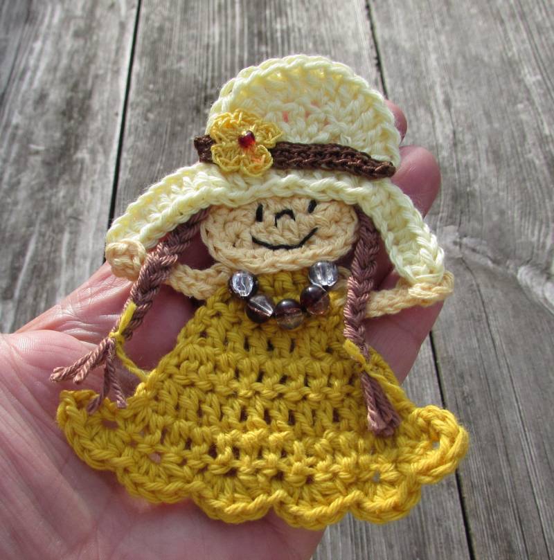 Häkelapplikation Mädchen Mit Hut Zum Aufnähen Farbwahl Rosa Gelb Türkis Lila Bunt von ZuckerWolle