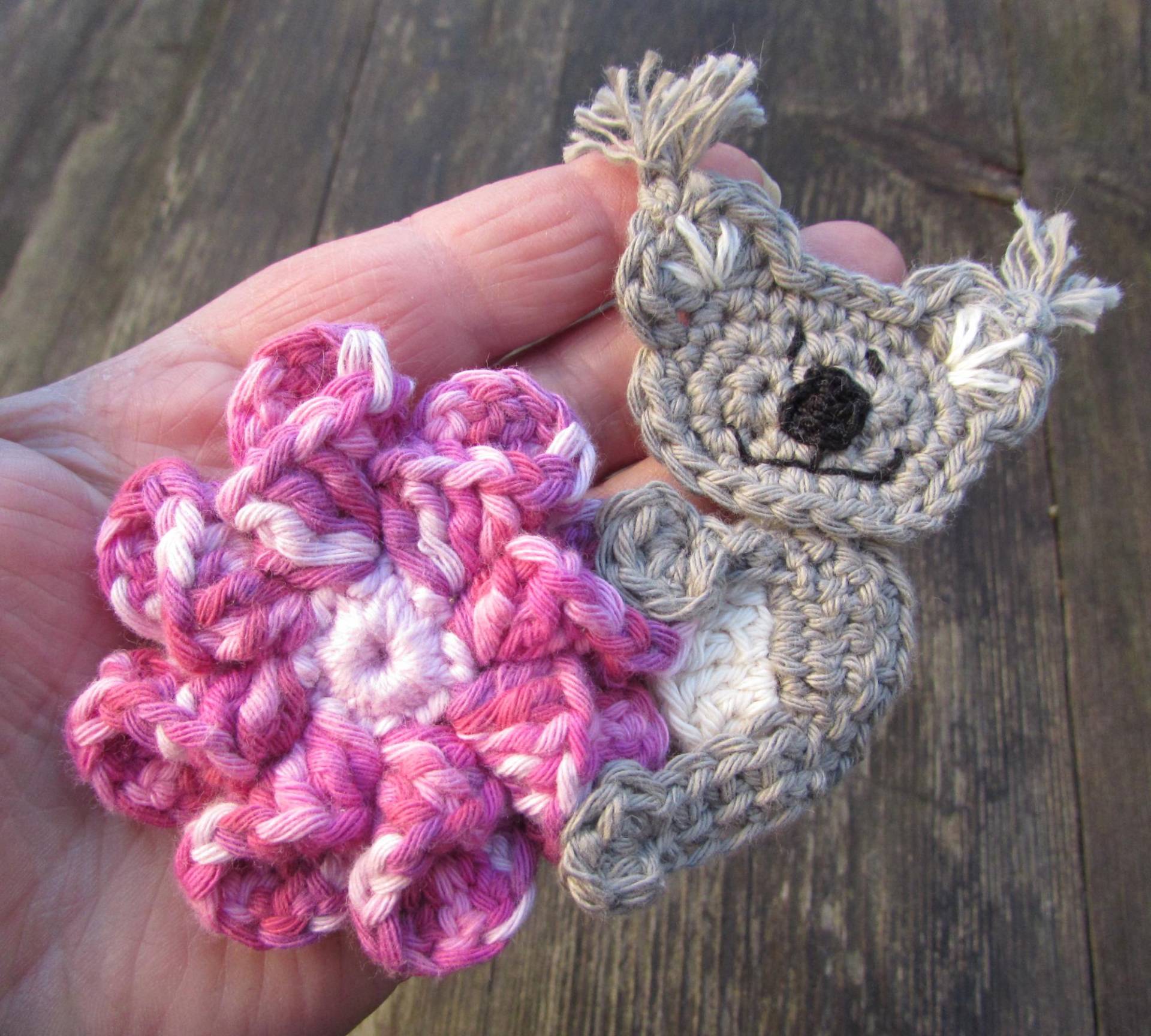 Koala Mit Häkelblume Aufnäher Koalabärchen Häkelapplikationen von ZuckerWolle