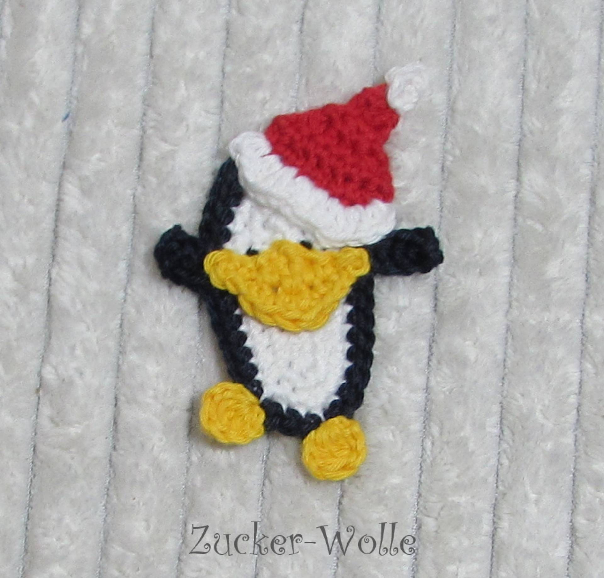 Niedliche Häkelapplikation Pinguin Mit Weihnachtsmann Mütze Zum Aufnähen von ZuckerWolle