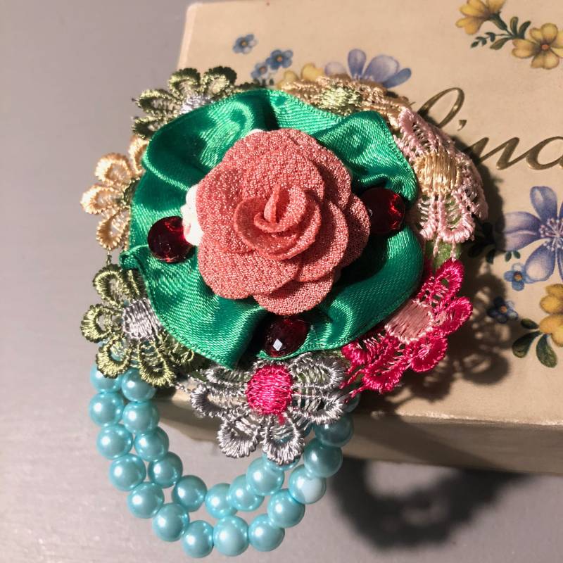 Handgemachte Brosche, Vintage Alte Stoffbrosche, Vintagebrosche, Antike Brosche Handgemachte Brosche, Vintage Alte Stoffbrosche, Vintagebrosche, Antike Brosche von Zuckerpuppenladen