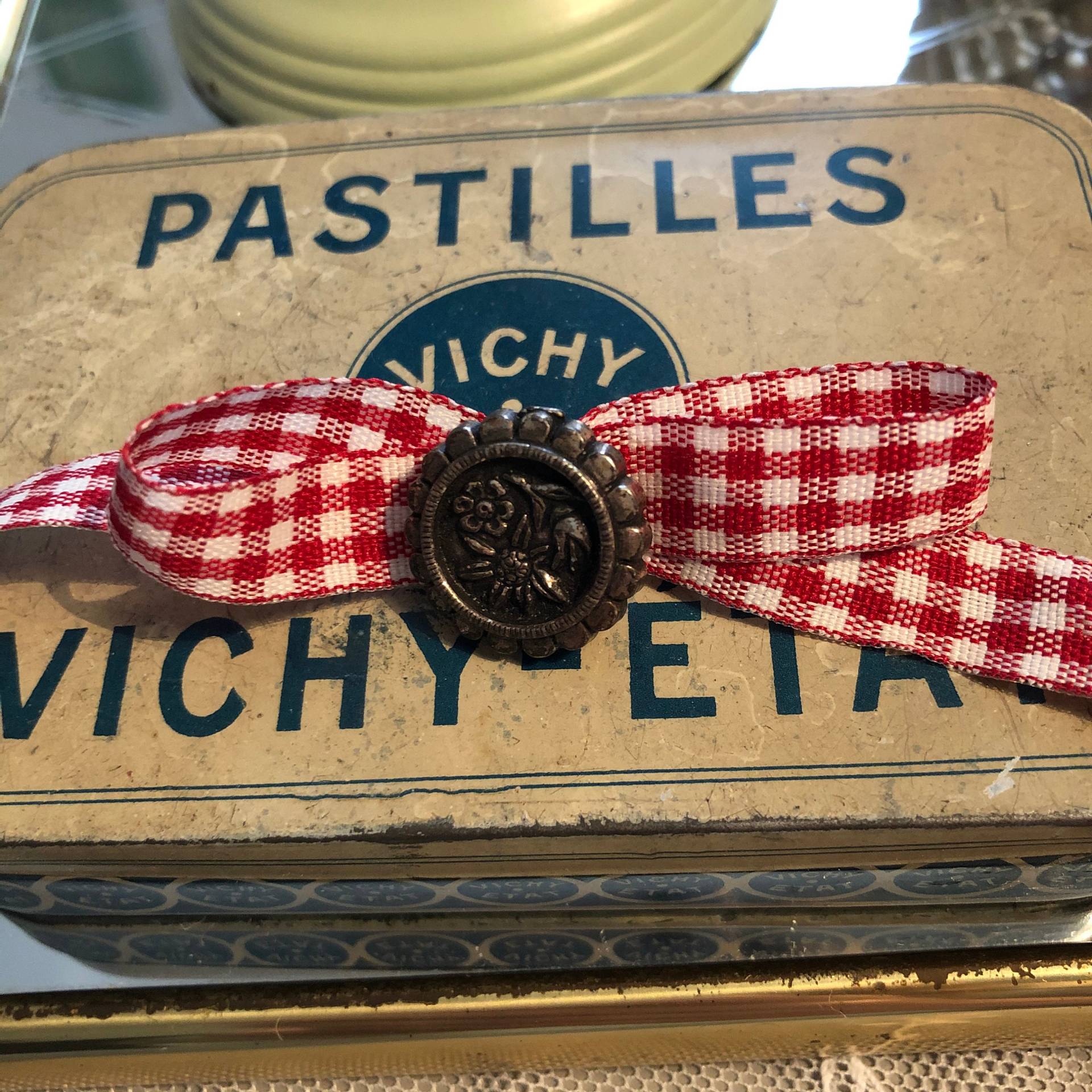 Handgemachte Brosche Mit Vintagematerialien, Vintage Brosche, Alte Stoffbrosche, Vintagebrosche, Antike Dirndl, Tracht von Zuckerpuppenladen