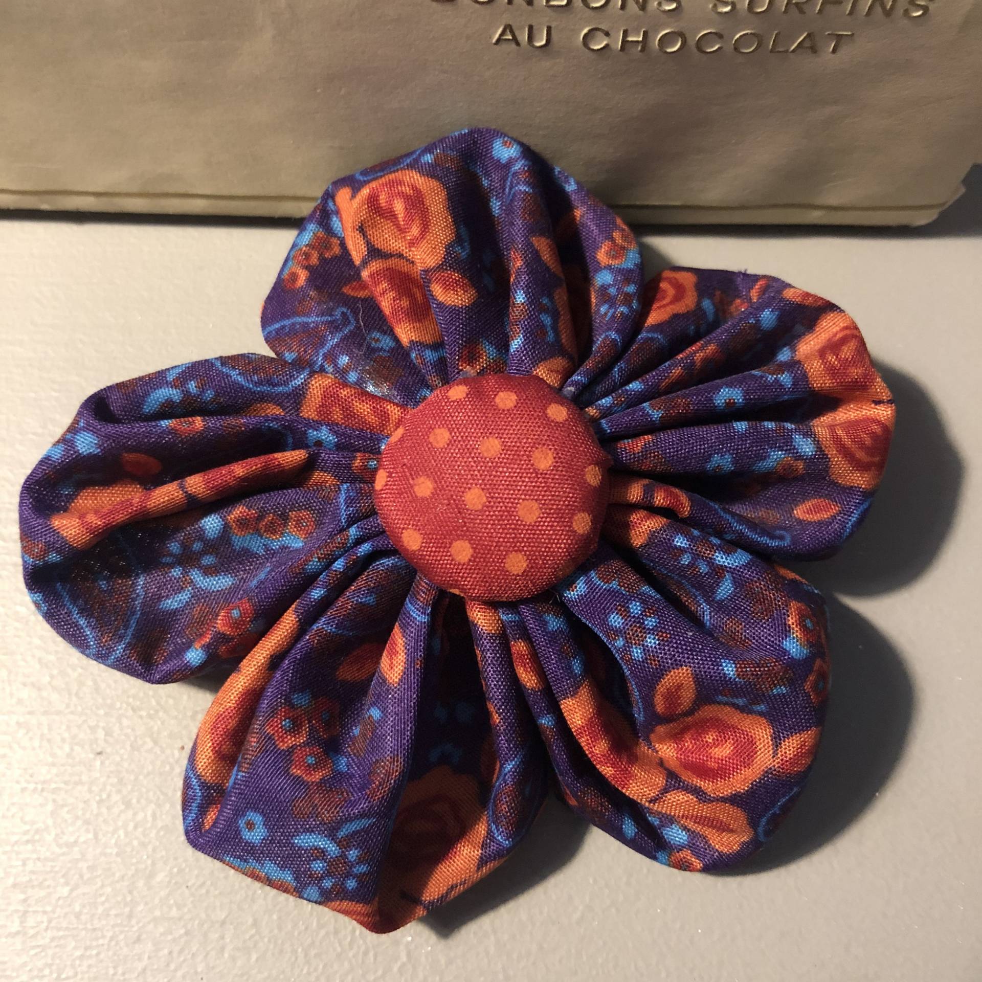Handgemachte Brosche Mit Vintagematerialien, Vintage Brosche, Alte Stoffbrosche, Vintagebrosche, Antike von Zuckerpuppenladen