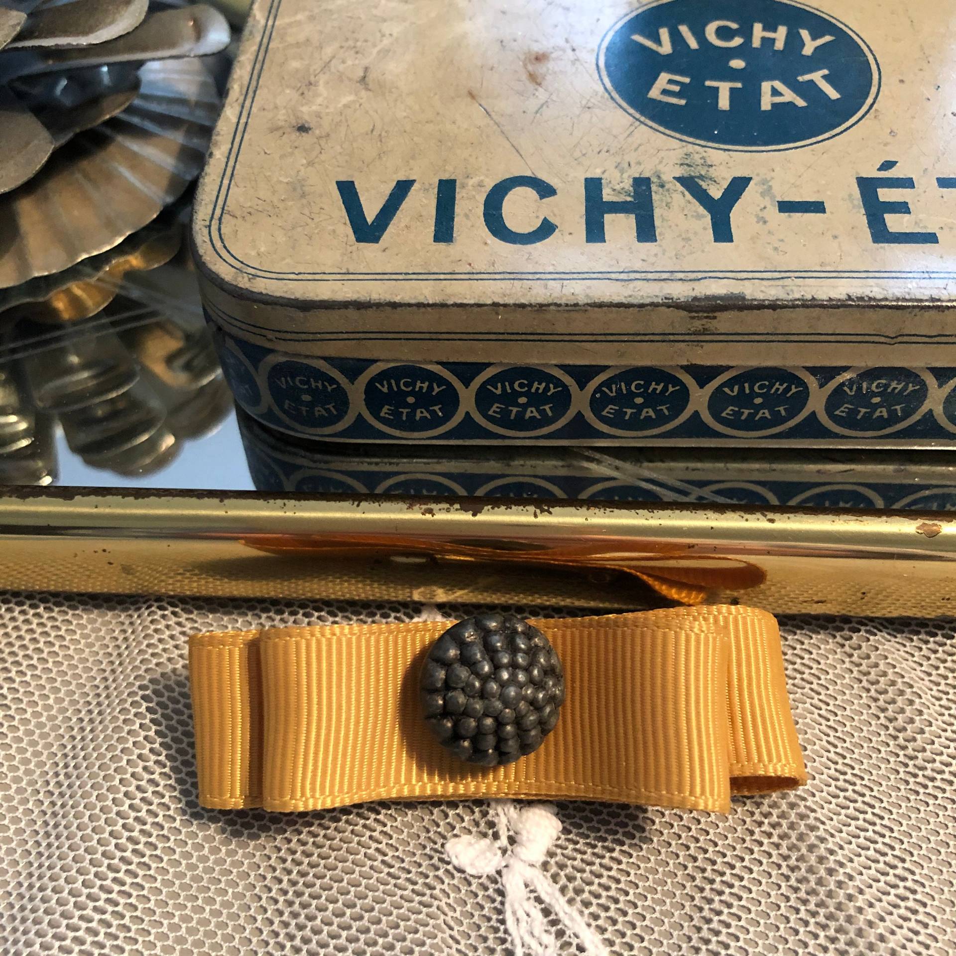 Handgemachte Brosche Mit Vintagematerialien, Vintage Brosche, Alte Stoffbrosche, Vintagebrosche, Antike von Zuckerpuppenladen