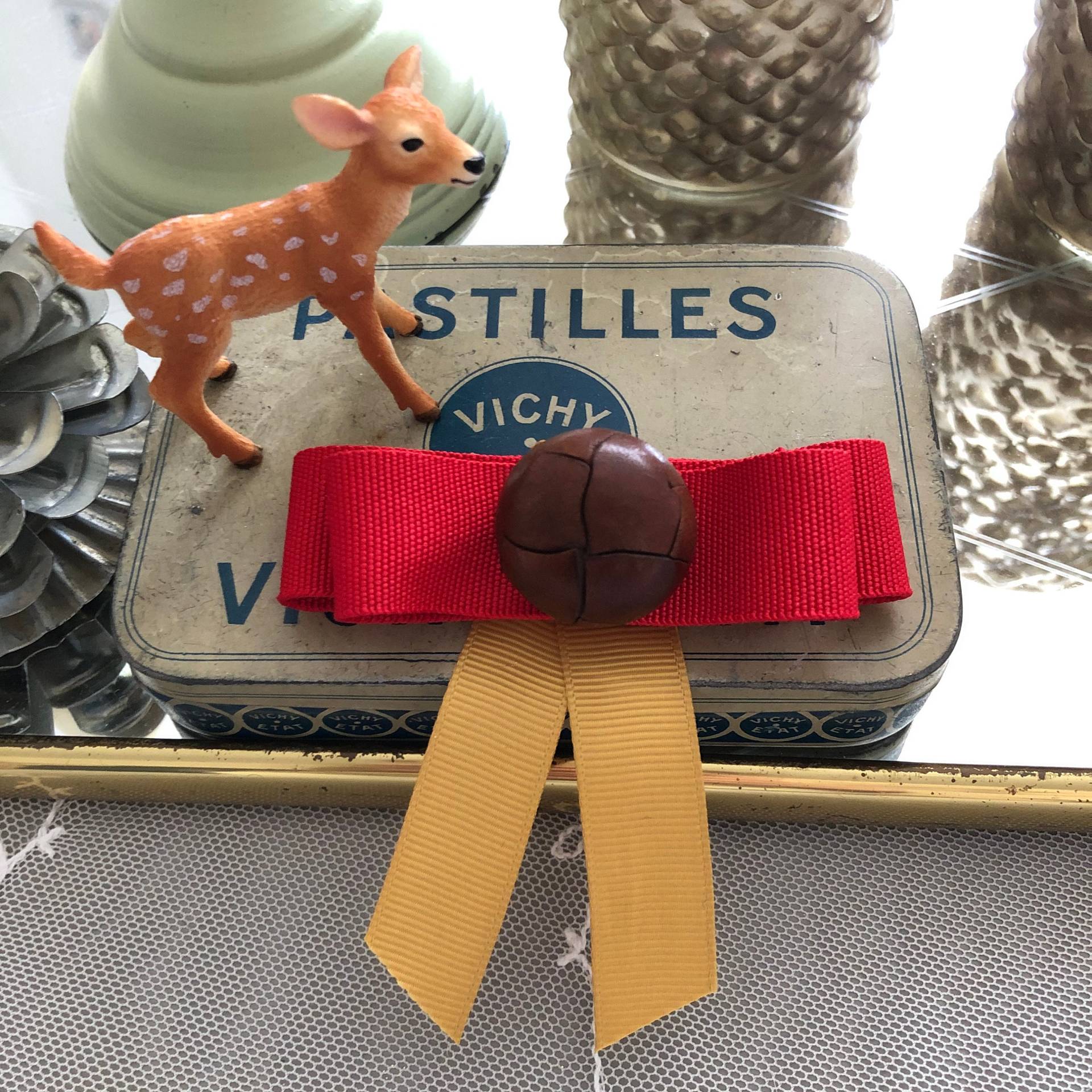 Handgemachte Brosche Mit Vintagematerialien, Vintage Brosche, Alte Stoffbrosche, Vintagebrosche, Antike von Zuckerpuppenladen