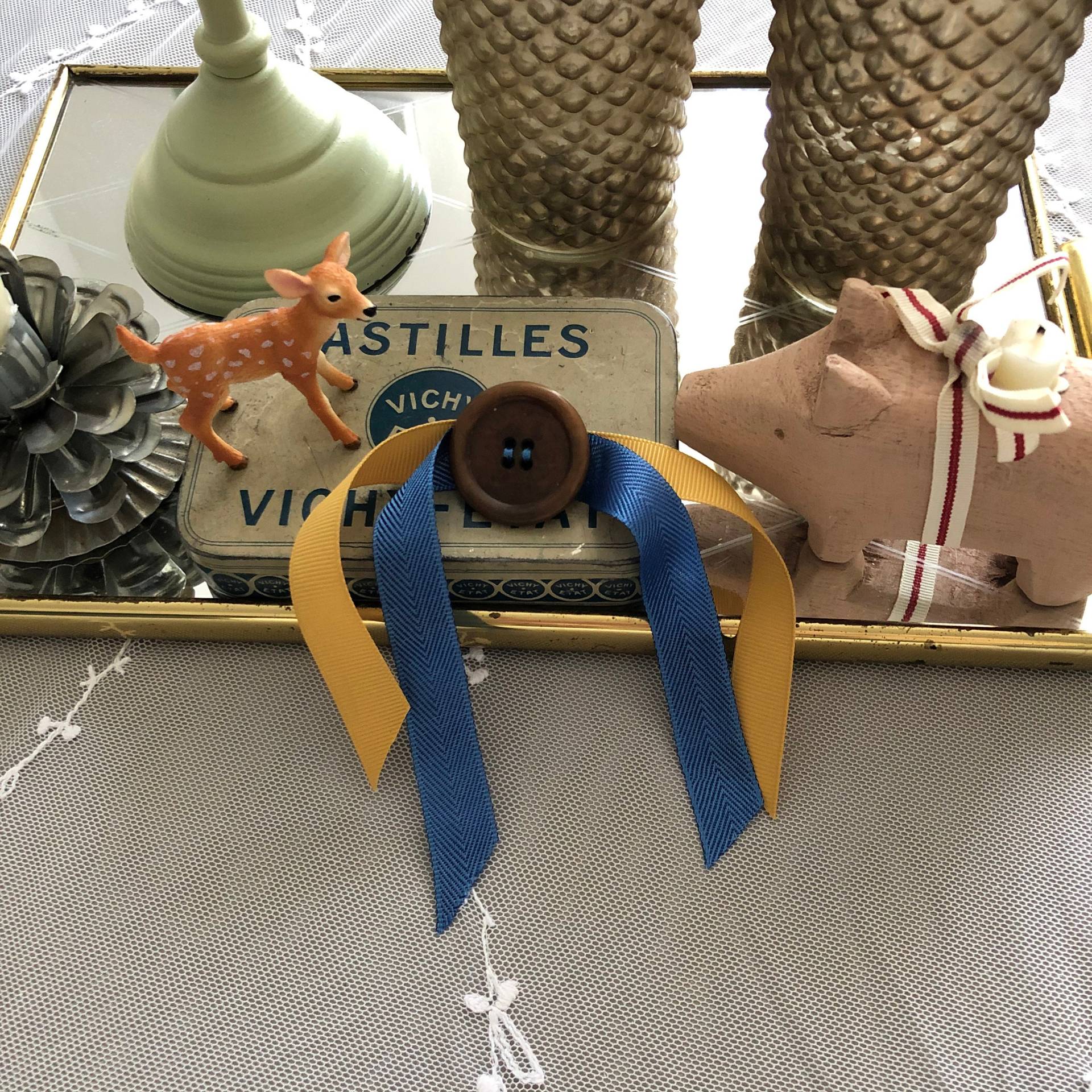 Handgemachte Brosche Mit Vintagematerialien, Vintage Brosche, Alte Stoffbrosche, Vintagebrosche, Antike von Zuckerpuppenladen