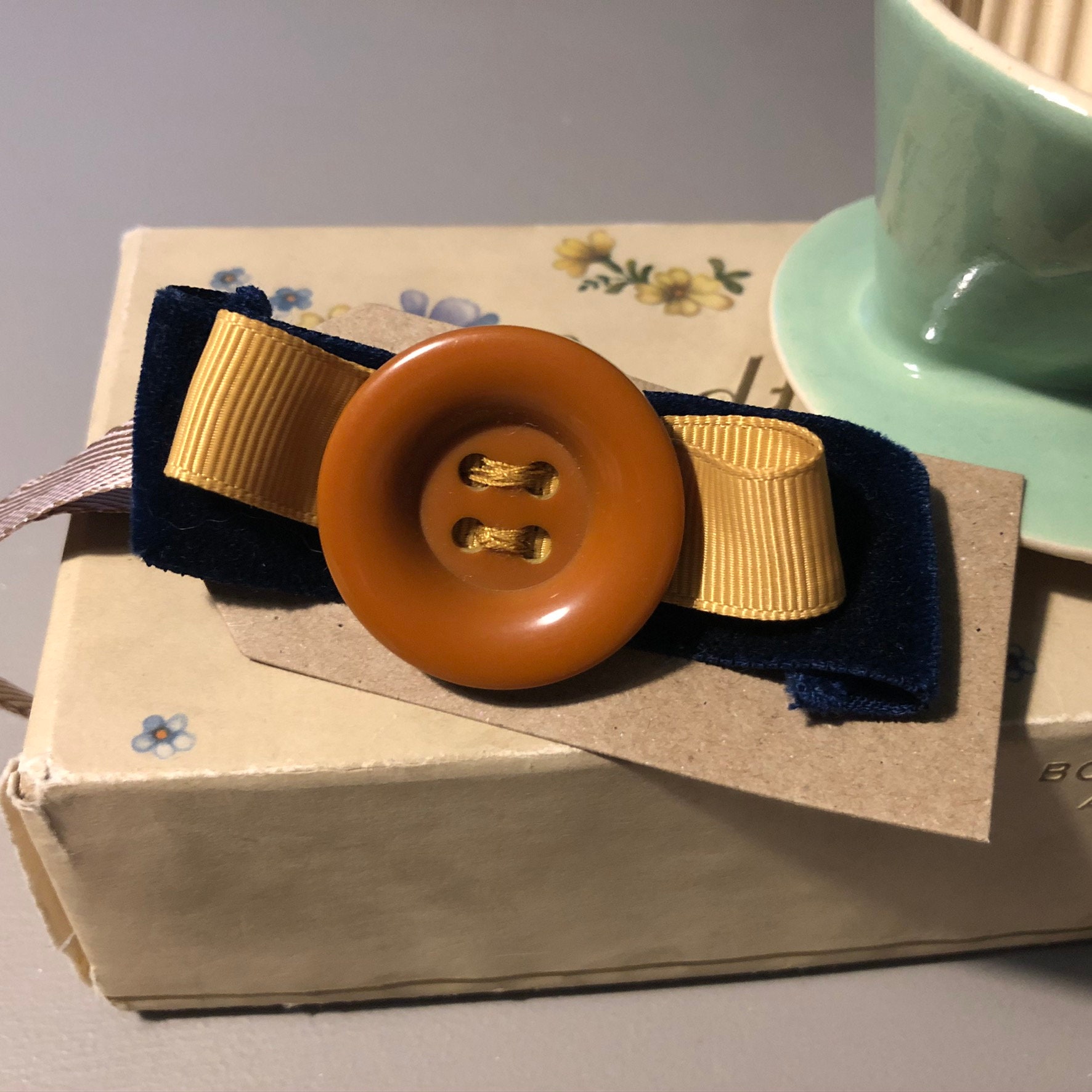 Handgemachte Brosche Mit Vintagematerialien, Vintage Brosche, Alte Stoffbrosche, Vintagebrosche, Antike von Zuckerpuppenladen