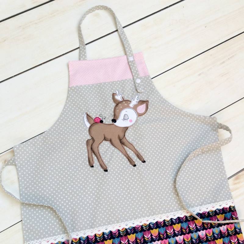 Kinderschürze Schürze Zum Backen Und Kochen Als Geschenk Mit Reh Applikation Bestickt Personalisiert Auch Wunschname von ZuckerschnutenShop