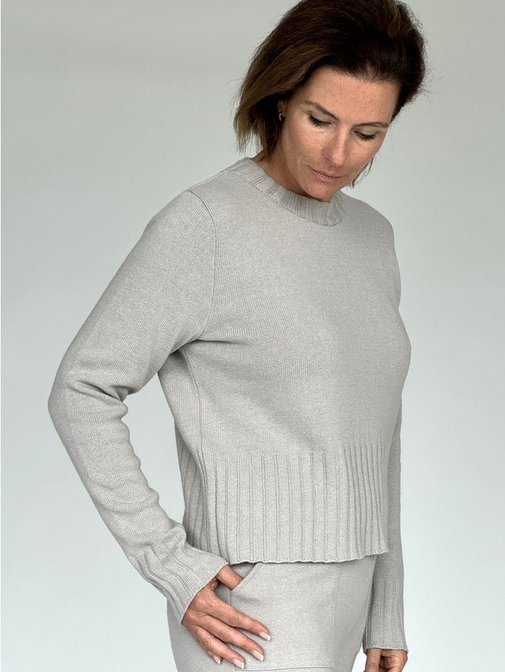 Zuckerwatte Rundhalspullover mit Rippstrickdetails, aus weicher Merino Cashmere Mischung von Zuckerwatte