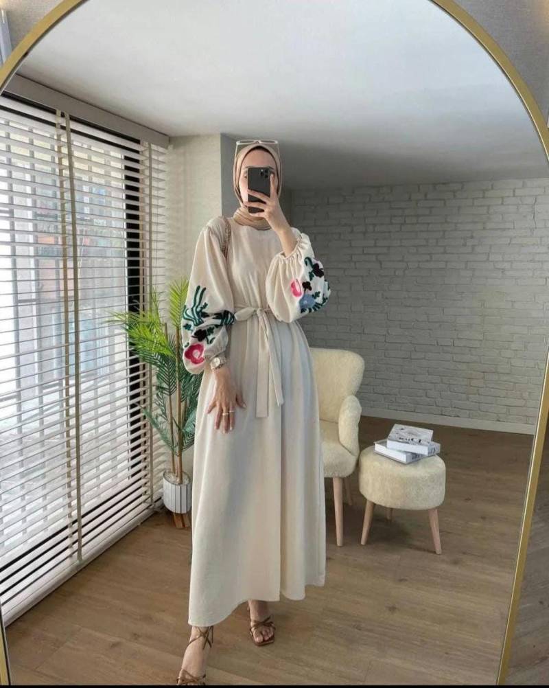 Damen Hijabkleid Mit Bestickten Ärmeln von ZuemraNisaMode