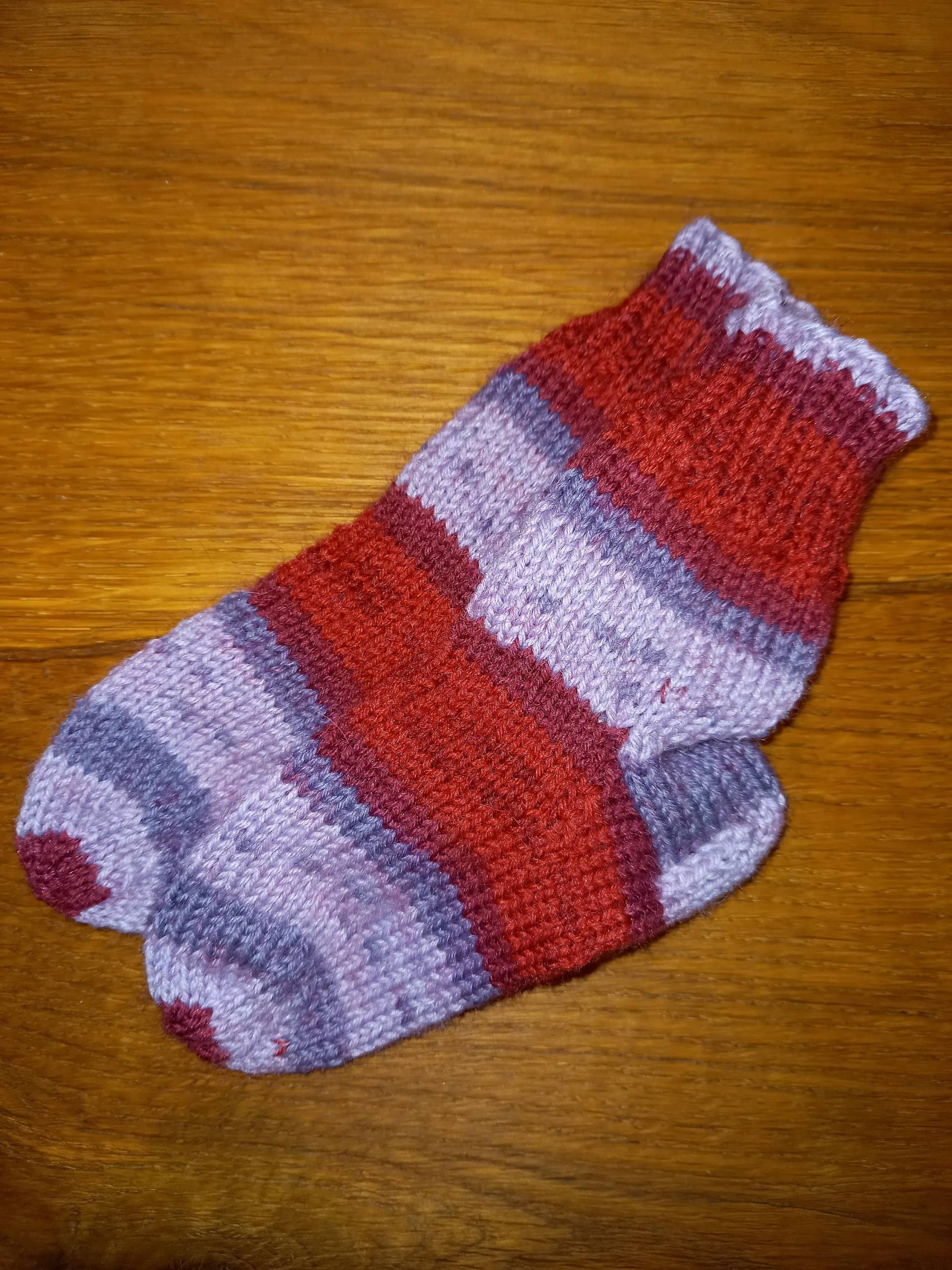 Gestrickte Baby-Socken - Gr. 21 Gestrickte Baby-Socken - Gr. 21 von Zugenaeht