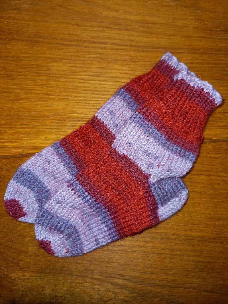 Gestrickte Baby-Socken - Gr. 21 Gestrickte Baby-Socken - Gr. 21 von Zugenaeht