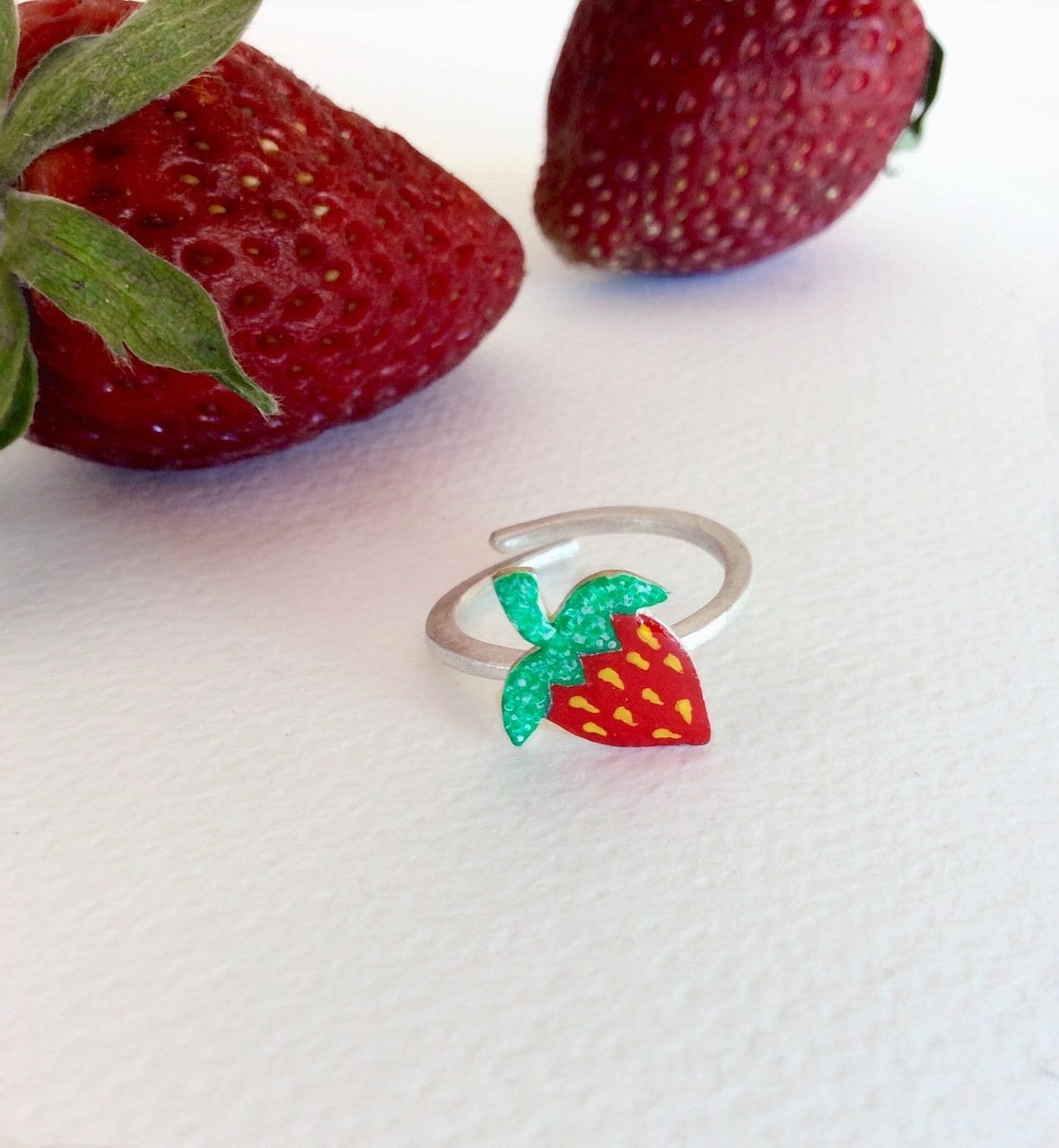 Erdbeere Sterling Silber Ring Handarbeit Handgemaltes Original Malerei-Kleine Ring-Frucht Ring-Red Berry-Verstellbarer von ZuluAndLulu