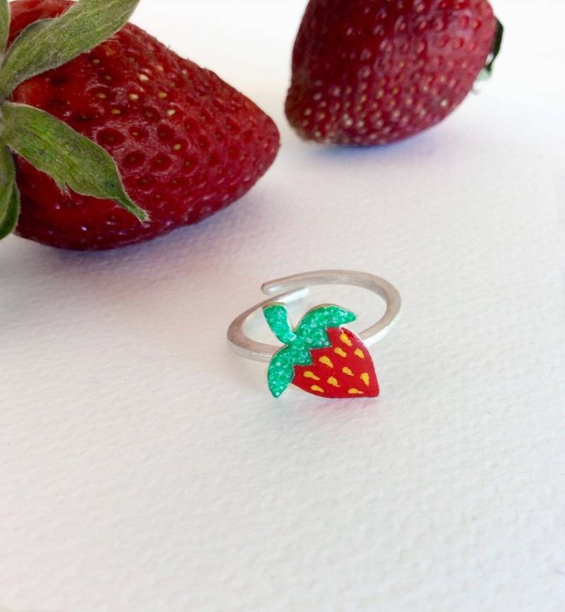 Erdbeere Sterling Silber Ring Handarbeit Handgemaltes Original Malerei-Kleine Ring-Frucht Ring-Red Berry-Verstellbarer von ZuluAndLulu