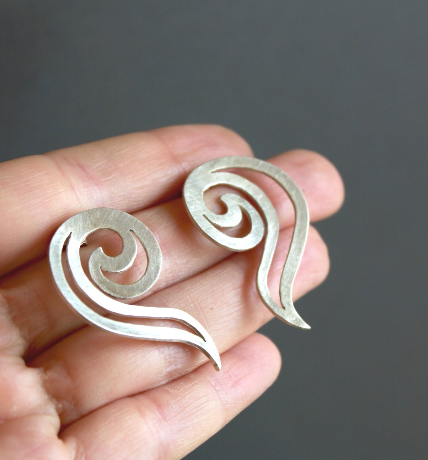 Karma Welle Sterling Silber 925 Ohrringe-Matte Finish-Pin Ohrringe-Minimal-Handmade Schmuck-Charme-Wind-Wave Karma Welle Sterling Silber 925 Ohrringe-Matte Finish-Pin Ohrringe-Minimal-Handmade Schmuck-Charme-Wind-Wave von ZuluAndLulu