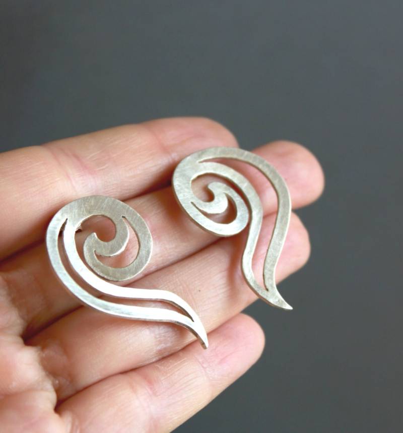 Karma Welle Sterling Silber 925 Ohrringe-Matte Finish-Pin Ohrringe-Minimal-Handmade Schmuck-Charme-Wind-Wave Karma Welle Sterling Silber 925 Ohrringe-Matte Finish-Pin Ohrringe-Minimal-Handmade Schmuck-Charme-Wind-Wave von ZuluAndLulu
