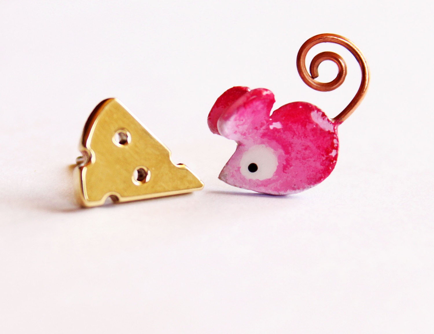 Mouse & Cheese - Ohrstecker Sterling Silber Vergoldet-Bemalt Mit Acrylics-Pink-Maus Ohrringe-Süße Schmuck-Tier-Pink-Pin Ohrringe Mouse & Cheese - Ohrstecker Sterling Silber Vergoldet-Bemalt Mit Acrylics-Pink-Maus Ohrringe-Süße Schmuck-Tier-Pink-Pin Ohrringe von ZuluAndLulu