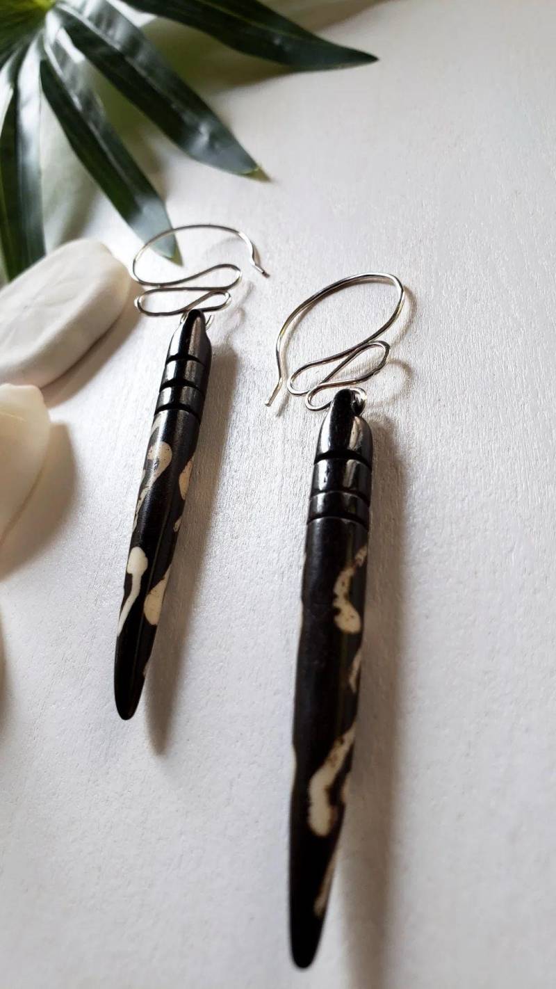 Schlammige Gewässer. Batik Ohrringe. Messing Oder Silber Durchzieher Mit Knochenperle Schlammige Gewässer. Batik Ohrringe. Messing Oder Silber Durchzieher Mit Knochenperle von ZuriAkachiBoutique