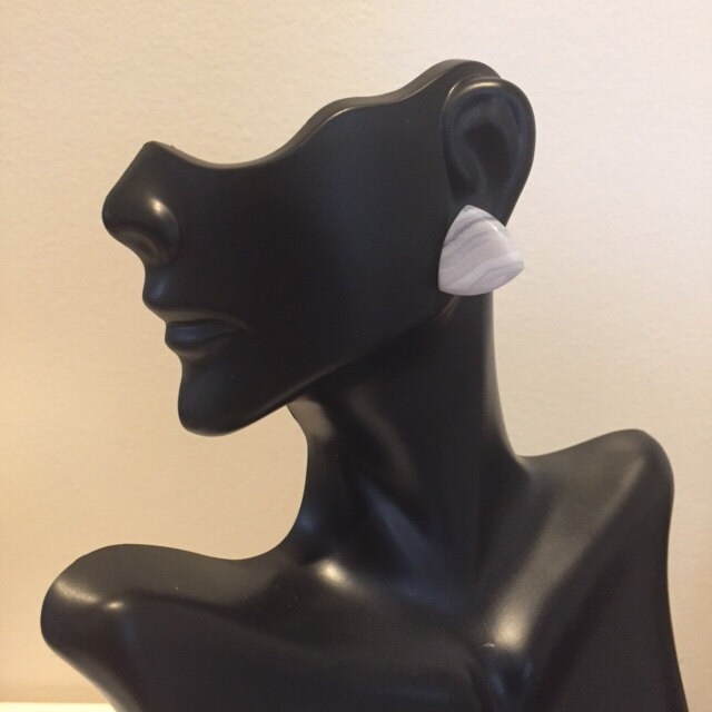 Billionen Cabochon Ohrstecker, Blaue Spitze Achat Perlmutt Ohrstecker von ZuriDesignsBoutique