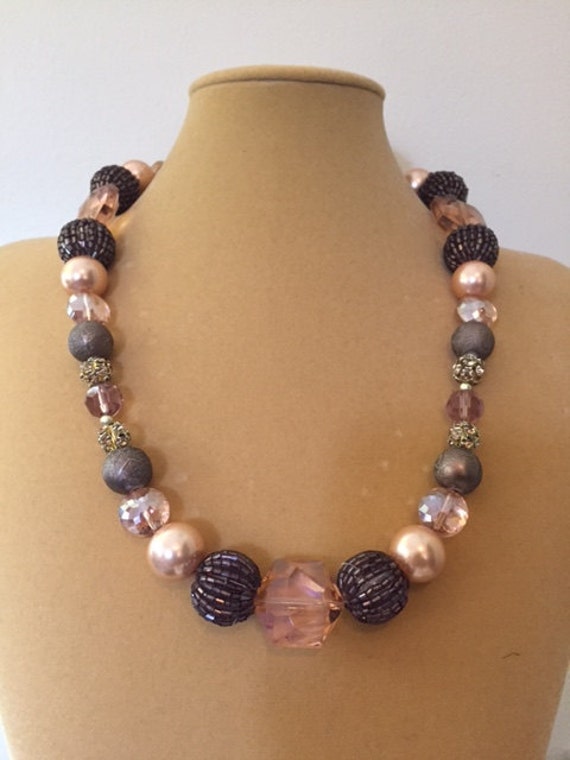 Champagner Toast Fancy Perle Halskette, Acryl Knebel Verschluss Halskette von ZuriDesignsBoutique