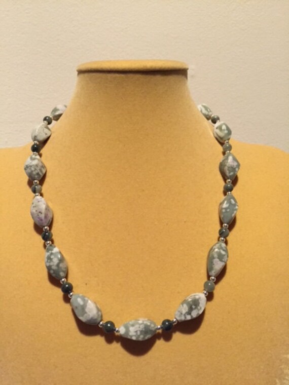 Frieden Jade Und Grüne Linie Jaspis Halskette, Knebel Verschluss von ZuriDesignsBoutique